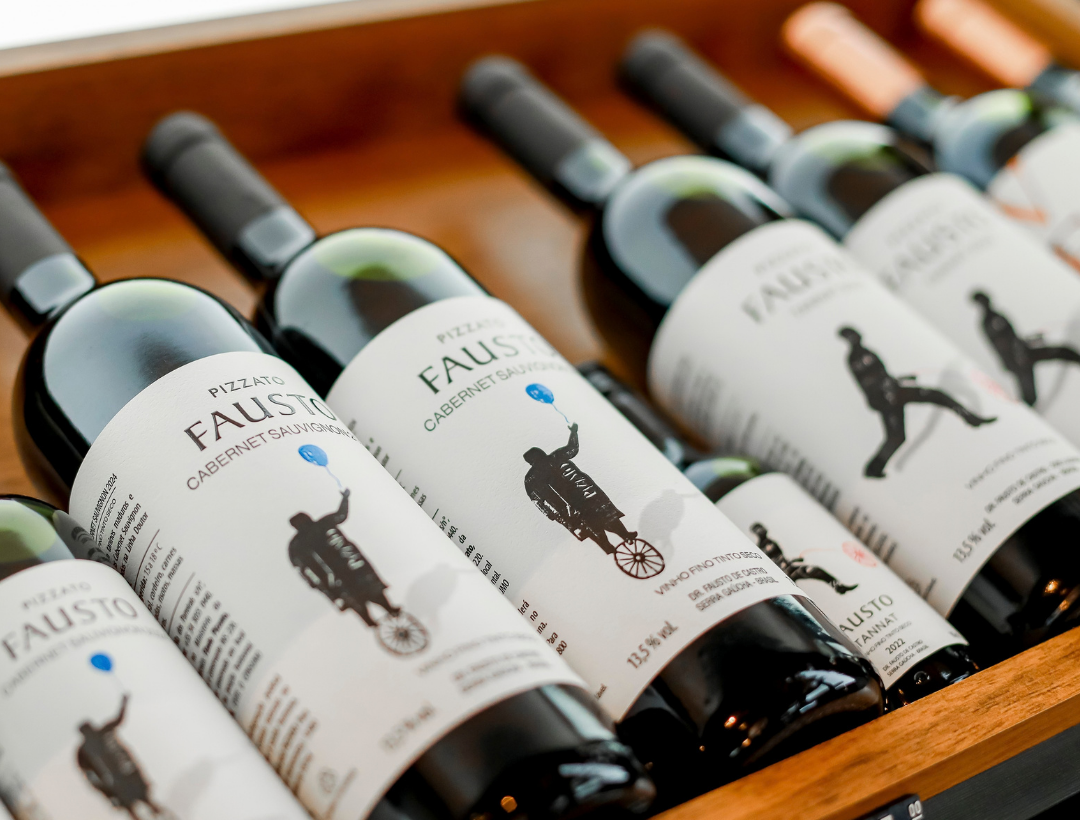 Garrafas dos vinhos e espumantes frutados da linha Fausto, da Serra Gaúcha